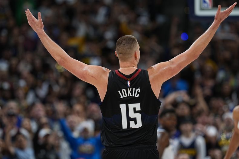 El serbio Nikola Jokic, de los Nuggets de Denver, festeja durante el partido de playoffs ante los Timberwolves de Minnesota, el martes 14 de mayo de 2024 (AP Foto/David Zalubowski)
