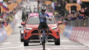 El italiano Andrea Vendrame celebra tras ganar la 19ma etapa del Giro entre Mortegliano y Sappada el viernes 24 de mayo del 2024. (Massimo Paolone/LaPresse via AP)