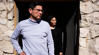 Fernanda Agüero y su esposo Gustavo Oviedo, quienes han acusado al sacerdote católico Alejandro Nicola de abusar sexualmente de su hija, se encuentran frente a su domicilio en Carlos Paz, Córdoba, Argentina, el martes 8 de septiembre de 2026. (AP Foto/Natacha Pisarenko)