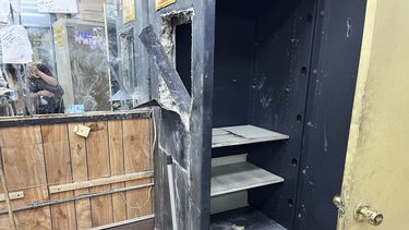 Una caja fuerte dañada al interior de la joyería Love Jewels, el martes 15 de abril de 2025, en Los Ángeles, después de un robo durante el fin de semana. (AP Foto/Jaimie Ding)