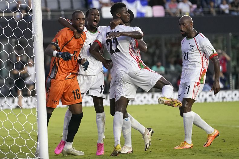 El arquero de Martinica Yannis Clementia (16), Enrick Reuperné (12),Florent Poulolo (22) y Florian Lapis (21) celebran luego que el volante salvadoreño Jairo Henríquez falló un penal en el partido por la Copa de Oro, el lunes 26 de junio de 2023, en Fort Lauderdale, Florida. Martinica ganó 2-1. (AP Foto/Lynne Sladky)