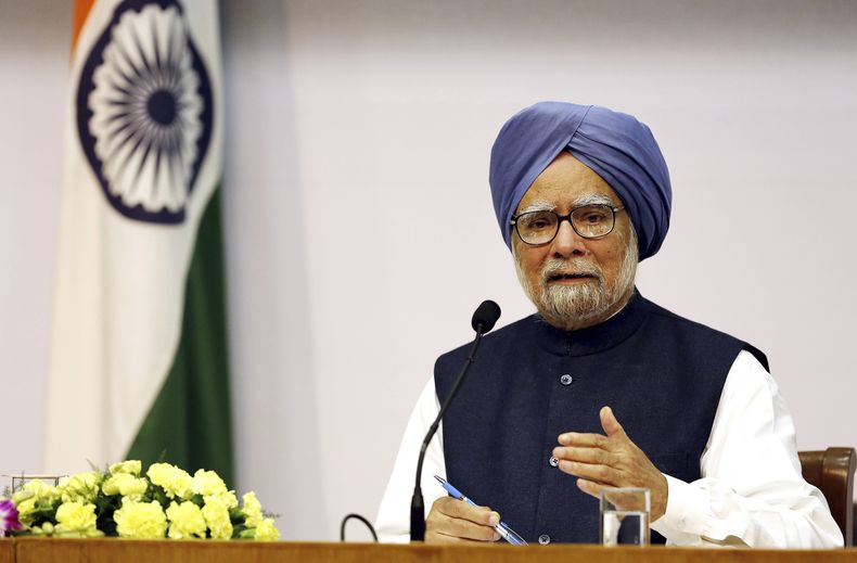 ARCHIVO - El primer ministro indio Manmohan Singh habla en una rueda de prensa, en Nueva Delhi, India, el viernes 3 de enero de 2014. (AP foto/Harish Tyagi, Pool, archivo)