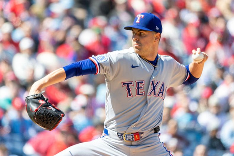 El pitcher de los Rangers de Texas MacKenzie Gore lanza en la primera entrada ante los Filis de Filadelfia el domingo 29 de marzo del 2026. (AP Foto/Laurence Kesterson)