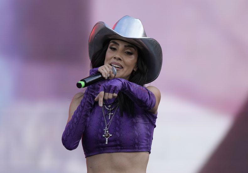 Sandra Echeverría durante su concierto en el primer día del festival Arre en la Ciudad de México el sábado 9 de septiembre de 2023. (Foto AP/Fernando Llano)