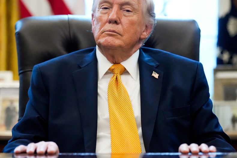 El presidente estadounidense Donald Trump en la Oficina Oval en la Casa Blanca en Washington el 16 de marzo del 2026. (AP foto/Julia Demaree Nikhinson)