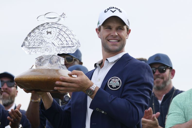 Thomas Detry, de Bélgica, celebra después de ganar el torneo de golf Abierto de Phoenix, en el campo TPC Scottsdale, el domingo 9 de febrero de 2025, en Scottsdale, Arizona. (AP Foto/Ross D. Franklin)