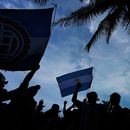 Hinchas argentinnos agitan banderas de su país en un parque de Miami Beach, Florida, el jueves 2 de julio de 2026, un día antes de que su país enfrente a Cabo Verde en el Mundial (AP Foto/Rebecca Blackwell)