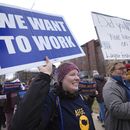 Katy Frank (izquierda), exinformática del Laboratorio de Investigación Ambiental de los Grandes Lagos de NOAA, que fue despedida, protesta en el exterior del centro médico para veteranos John D. Dingell, en Detroit, el 28 de febrero de 2025. (AP Foto/Paul Sancya)