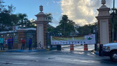 Amanecen cerradas las entradas a varios recintos de la Universidad de Puerto Rico