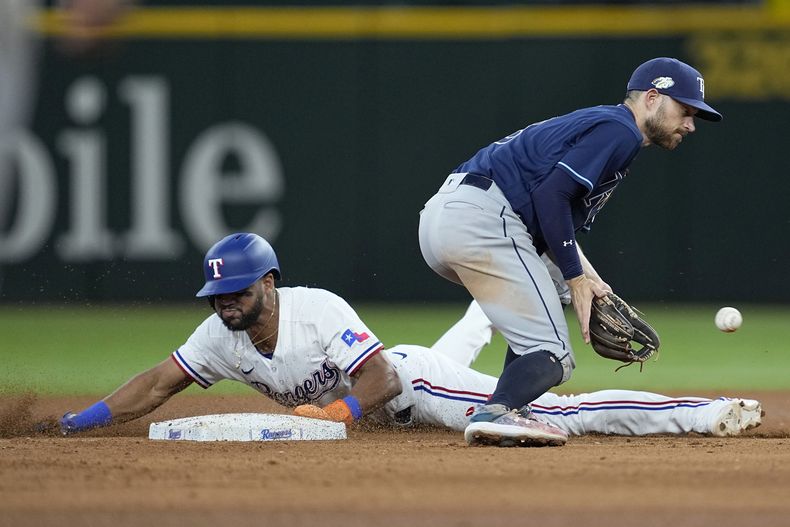 El dominicano Leody Taveras de los Rangers de Texas se roba segunda frente al campocorto de los Rays de Tampa Bay Taylor Walls en el juego del miércoles 19 de julio del 2023. (AP Foto/Tony Gutierrez)
