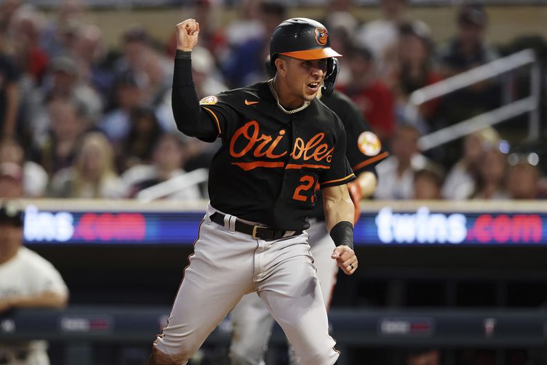 Ramón Urías de los Orioles de Baltimore reacciona tras anotar en el décimo episodio del juego frente a los Mellizos de Minnesota en Mineápolis. Viernes 7 de julio de 2023. (AP Foto/Stacy Bengs)