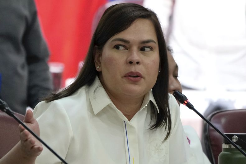 ARCHIVO - La vicepresidenta filipina Sara Duterte hace un gesto mientras asiste a una vista en la Cámara de Representantes en Quezon City, Filipinas, el 25 de noviembre de 2024. (AP Foto/Aaron Favila, Archivo)