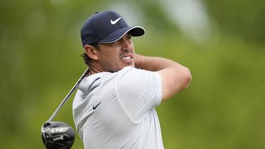 Brooks Koepka observa su tiro de salida al hoyo 9 durante la tercera ronda del Campeonato de la PGA, el sábado 20 de mayo de 2023 (AP Foto/Abbie Parr)