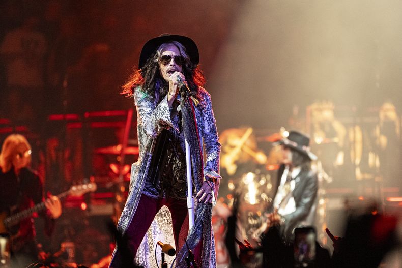 Steven Tyler de Aerosmith durante uno de sus conciertos de la gira Peace Out: The Farewell Tour el sábado 2 de septiembre de 2023, en Wells Fargo Center en Filadelfia. (Foto Amy Harris/Invision/AP)