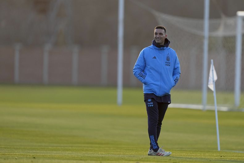 El técnico de Argentina, Lionel Scaloni, observa la práctica de su equipo antes del debut ante Ecuador por las eliminatorias sudamericanas para el Mundial 2026, en Buenos Aires, Argentina, martes 5 septiembre, 2023.(AP Foto/Natacha Pisarenko)