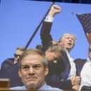 El representante de Ohio, Jim Jordan, escucha mientras la directora del Servicio Secreto de Estados Unidos, Kimberly Cheatle, comparece ante la Comisión de Vigilancia y Rendición de Cuentas de la Cámara de Representantes sobre el intento de asesinato contra el expresidente Donald Trump en un evento de campaña en Pensilvania, en el Capitolio, Washington, el lunes 22 de julio de 2024. (AP Foto/Rod Lamkey, Jr.)