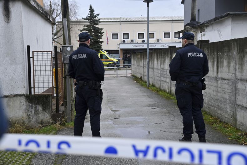 La policía custodia el acceso a una escuela donde una niña de 7 años murió y un profesor y cinco estudiantes más resultaron heridos en un ataque con cuchillo en Zagreb, Croacia, el 20 de diciembre de 2024. (AP Foto/Ronald Gorsic)