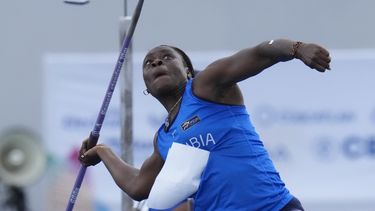 La colombiana Flor Ruiz compite en el lanzamiento de jabalina de los Juegos Centroamericanos y del Caribe en San Salvador, el martes 4 de julio de 2023 (AP Foto/Arnulfo Franco)