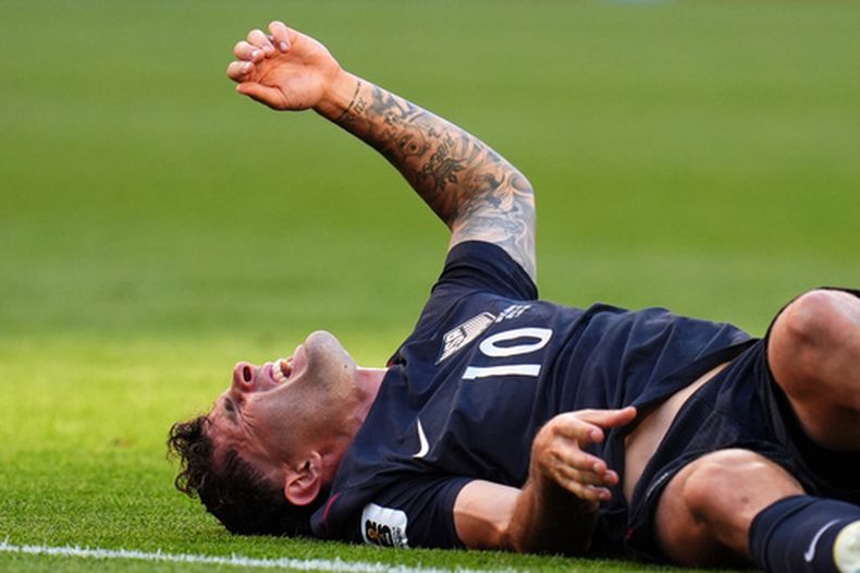 El estadounidense Christian Pulisic reacciona en el suelo durante el encuentro de octavos de final de la Copa Mundial ante Bélgica el lunes 6 de julio del 2026. (AP Foto/Manu Fernandez)