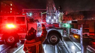 ARCHIVOS - Bomberos combaten un incendio en Atlanta, 23 de octubre de 2023. (John Spink/Atlanta Journal-Constitution via AP, File)