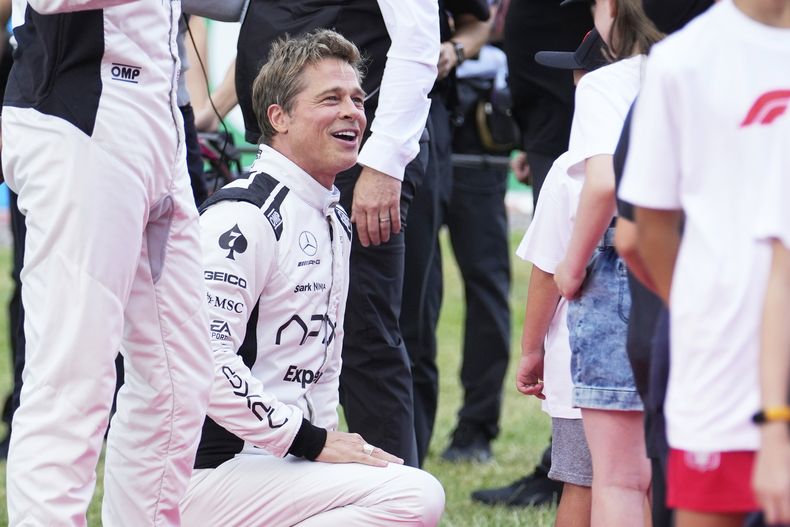 ARCHIVO - El actor Brad Pitt aparece en la parrilla antes de la carrera del Gran Premio de Fórmula Uno de Gran Bretaña en el circuito de Silverstone, Silverstone, Inglaterra, el 9 de julio de 2023.(Foto AP/Luca Bruno, archivo)