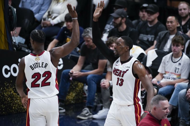 El pívot del Heat de Miami Bam Adebayo celebra con el alero Jimmy Butler en juego 2 de las Finales de la NBA ante los Nuggets de Denver el domingo 4 de junio del 2023. (AP Photo/David Zalubowski)