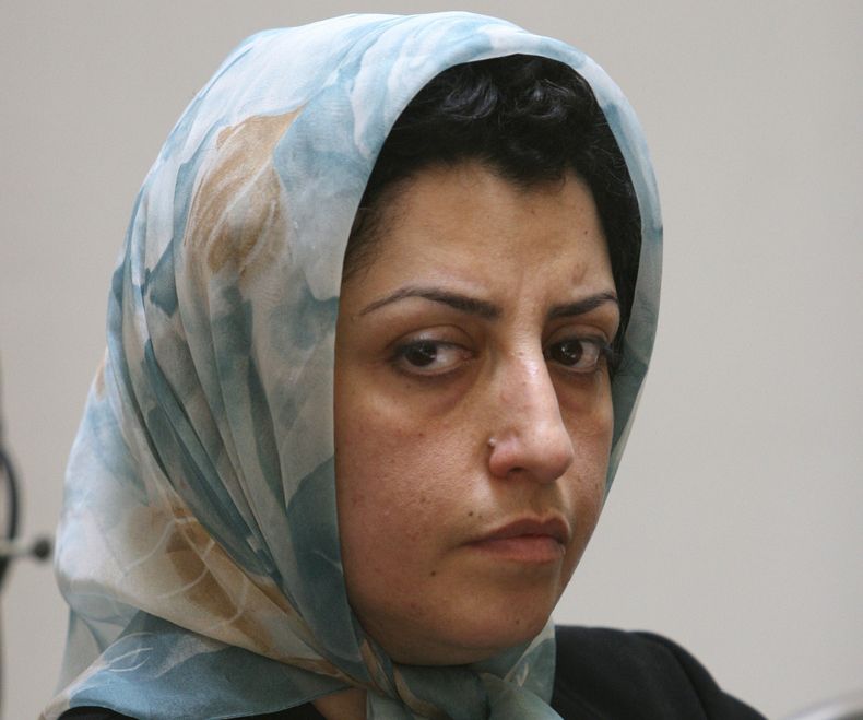 ARCHVO - La destacada activista iraní de derechos humanos Narges Mohammadi asiste a una reunión sobre derechos de las mujeres en Teherán, Irán, el 27 de agosto de 2007. (AP Foto/Vahid Salemi, Archivo)