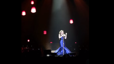 americateve | El papelón de Mariah Carey en su show en Japón A la cantante se le rompió el micrófono, se quejó en plena actuación y decidió no seguir