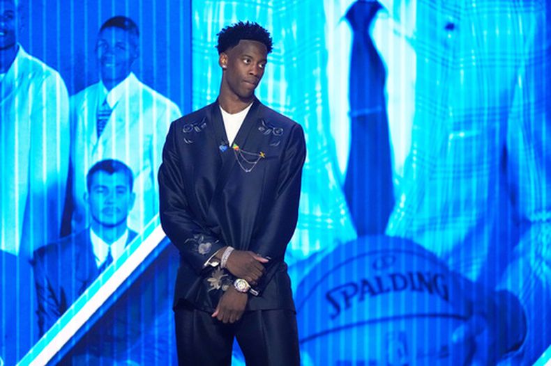 El prospecto del draft, AJ Dybantsa, es presentado en el draft de baloncesto de la NBA, el martes 23 de junio de 2026, en Nueva York. (Foto AP/Yuki Iwamura)