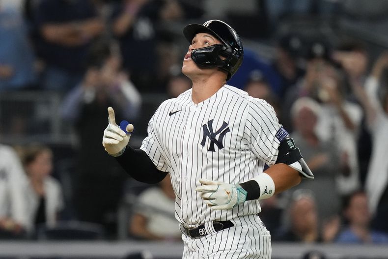 Aaron Judge, de los Yanquis de Nueva York, festeja luego de batear un jonrón en el séptimo inning del juego del miércoles 23 de agosto de 2023, ante los Nacionales de Washington (AP Foto/Frank Franklin II)