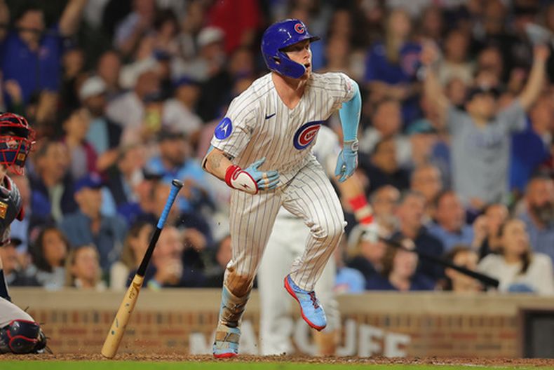 Pete Crow-Armstrong, de los Cachorros de Chicago, observa su jonrón durante la séptima entrada del juego de béisbol de Grandes Ligas contra los Bravos de Atlanta, el miércoles 16 de septiembre de 2026, en Chicago. (AP Foto/Melissa Tamez)