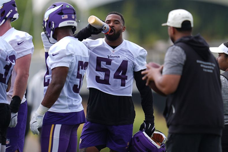El linebacker de los Vikings de Minnesota Jamal Adams se hidrata durante el campamento de entrenamiento del equipo el miércoles 29 de julio del 2026. (AP Foto/Abbie Parr)