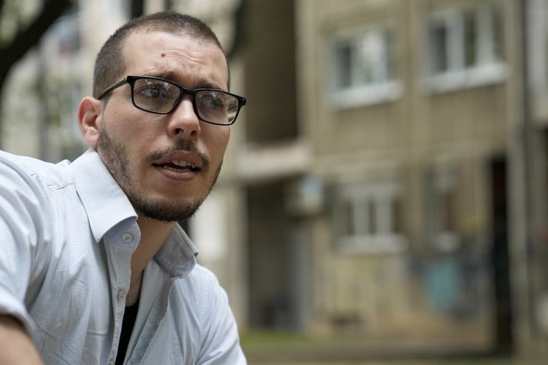 Fernando Almeyda Rodríguez, abogado y activista de derechos humanos en Cuba, habla en Belgrado, Serbia, el miércoles 5 de julio de 2023. Rodríguez y su amigo Remy Hernández se vieron obligados a huir de Cuba después de las grandes protestas de 2021, a fin de huir de la persecución por su activismo. Una ruta migratoria inesperada los llevó a Serbia, donde encontraron seguridad y solicitaron asilo político. (AP Foto/Darko Vojinovic)