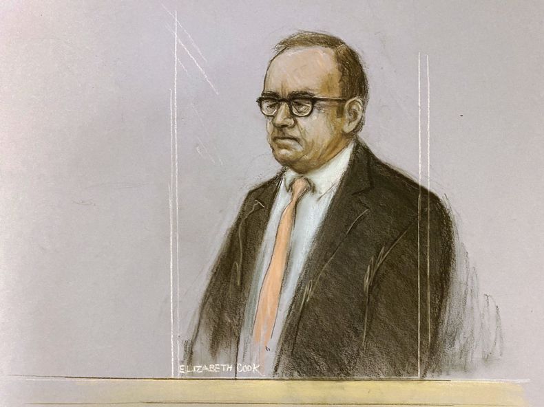 Un boceto de la artista de la corte de Elizabeth Cook muestra al actor Kevin Spacey compareciendo en el Tribunal de la Corona en Southwark, Londres, el miércoles 28 de junio de 2023. Spacey enfrentar un juicio por cargos de agredir sexualmente a cuatro hombres en Gran Bretaña. (Elizabeth Cook/PA vía AP)