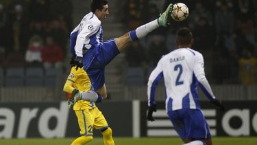 americateve | El jugador mexicano del Porto, H&eacute;ctor Herrera, arriba, patea el bal&oacute;n en un partido contra BATE Borisov por la Liga de Campeones el martes, 25 de noviembre de 2014, en Borisov, Bielorrusia.(AP Photo/Sergei Grits)