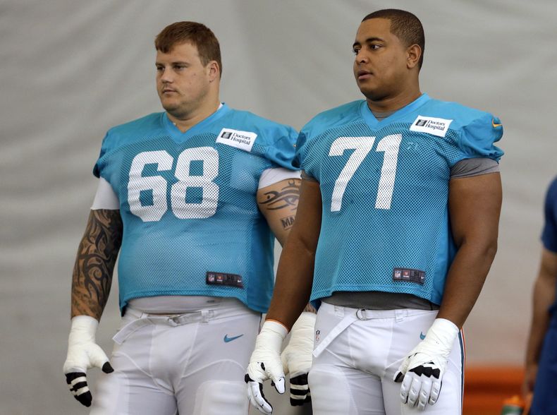 Fotograf&iacute;a de archivo del 24 de julio de 2013 muestra al guard Richie Incognito (68) y al tackle Jonathan Martin (71), de los Dolphins de Miami, en el campo durante una pr&aacute;ctica en Davie, Florida. (Foto AP/Lynne Sladky, archivo)