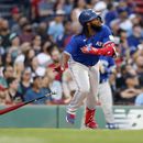 Vladimir Guerrero Jr., de los Azulejos de Toronto, observa volar la pelota para su cuadrangular solitario frente al receptor de los Medias Rojas de Boston, Connor Wong, durante la primera entrada del juego de béisbol, el viernes 4 de agosto de 2023, en Boston. (AP Foto/Michael Dwyer)