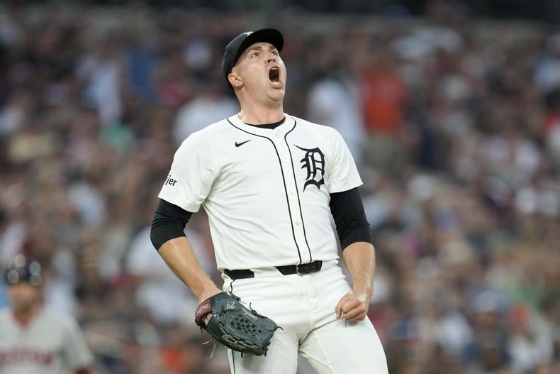 El lanzador de los Tigres de Detroit, Tarik Skubal reacciona tras ponchar a Ceddanne Rafaela de los Medias Rojas de Boston durante la octava entrada del juego de béisbol el sábado 31 de agosto de 2024, en Detroit. (AP Foto/Paul Sancya)