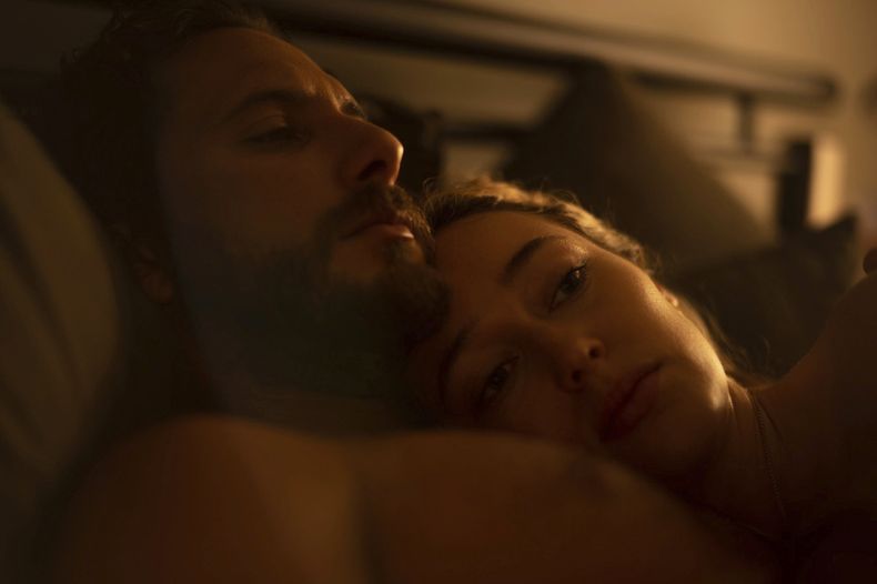 En esta imagen proporcionada por Prime Video, Sebastián Zurita, izquierda, y Alycia Debnam-Carey en una escena de The Lost Flowers of Alice Hart. (Prime Video vía AP)