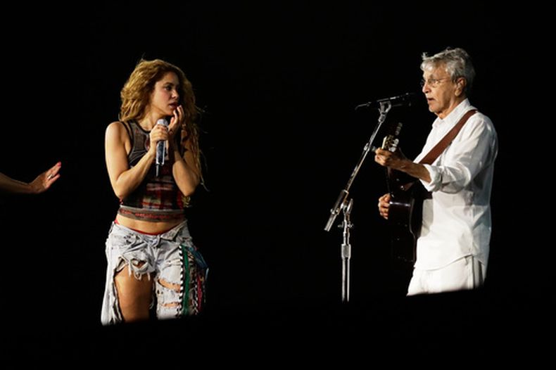 La cantante colombiana Shakira y el cantante brasileño Caetano Veloso participan en un ensayo un día antes del concierto gratuito de Shakira, en la playa de Copacabana, en Río de Janeiro, el viernes 1 de mayo de 2026. (Foto AP/Bruna Prado)