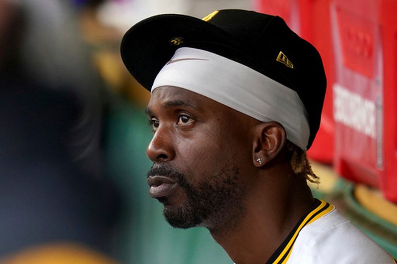 ARCHIVO - Andrew McCutchen, de los Piratas de Pittsburgh, se sienta en la caseta previo al partido de béisbol de Grandes Ligas contra los Cerveceros de Milwaukee el 6 de septiembre de 2025, en Pittsburgh. (AP Foto/Matt Freed, Archivo)