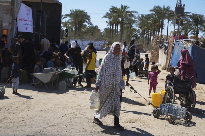 Una mujer palestina lleva agua en un campamento para personas desplazadas en Deir al-Balah, Franja de Gaza, el 7 de julio del 2025. (AP foto/Abdel Kareem Hana)