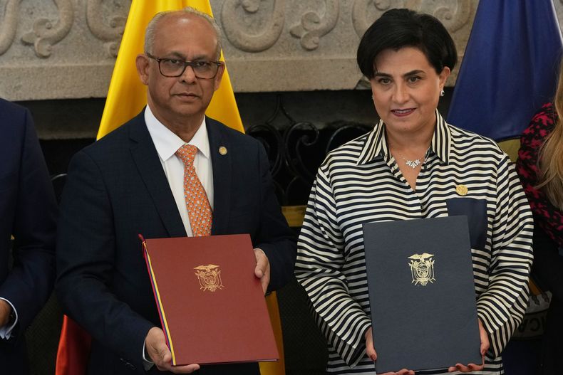 La canciller de Ecuador, Gabriela Sommerfeld, a la derecha, y el secretario general de la Organización de Estados Americanos (OEA), Albert Ramdin, posan para una foto después de firmar un memorándum de entendimiento sobre seguridad en Quito, Ecuador, el lunes 20 de octubre de 2025. (AP Foto/Dolores Ochoa).