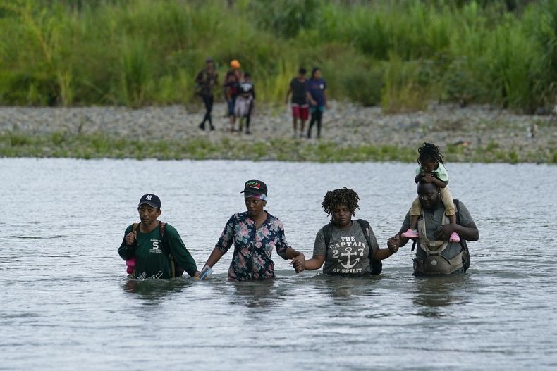 Migrantes haitianos vadean el río Tuquesa después de caminar por el Tapón del Darién, el miércoles 4 de octubre de 2023, en Bajo Chiquito, Panamá. (AP Foto/Arnulfo Franco, Archivo)