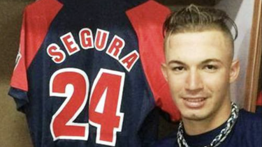a solo dias del inicio de la serie nacional de beisbol, el capitan de camagüey abandona el pais