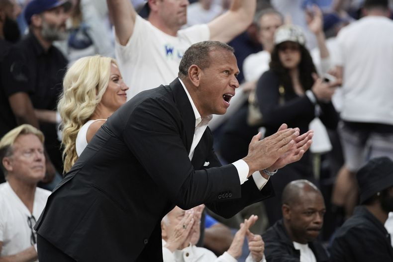 Alex Rodríguez, copropietario de los Timberwolves de Minnesota, aplaude durante la segunda mitad del Juego 4 de las finales de la Conferencia Oeste de los playoffs de baloncesto de la NBA entre los Timberwolves y el Thunder de Oklahoma City el lunes 26 de mayo de 2025, en Minneapolis. (AP Photo/Abbie Parr)