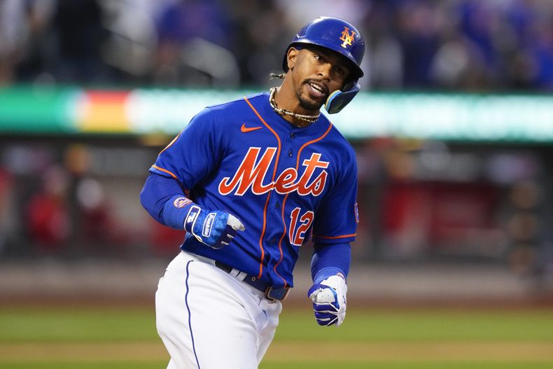 El puertorriqueño Francisco Lindor recorre las bases luego de conectar un jonrón ante los Filis de Filadelfia, en el duelo del martes 30 de mayo de 2023 (AP Foto/Frank Franklin II)