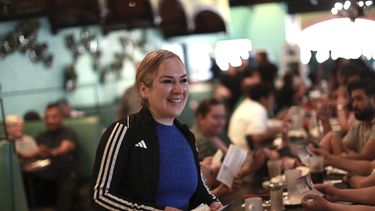 ARCHIVO - Silvia Delgado García, abogada en 2016 del capo del narcotráfico Joaquín El Chapo Guzmán, hace camapaña de cara a las elecciones judiciales, en Ciudad Juárez, el 27 de abril de 2025. (AP Foto/Christian Chávez, Archivo)