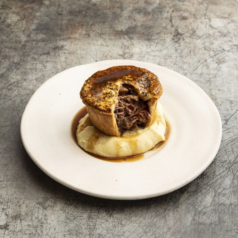 Esta imagen sin fecha muestra uno de los pasteles salados del cocinero Tommy Banks. (Tommy Banks via AP)