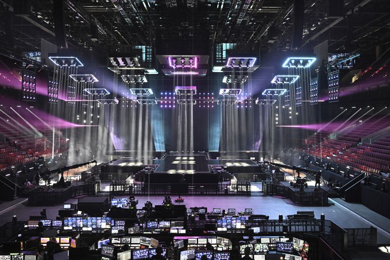 ARCHIVO - El escenario de Eurovisión en la Arena Malmo es mostrado en una conferencia de prensa en Malmo, Suecia, el 25 de abril de 2024. Los organizadores del Festival de la Canción de Eurovisión dicen que están dispuestos a eliminar cualquier bandera palestina o símbolo propalestino en el evento de la próxima semana en Suecia. (Johan Nilsson/TT News Agency via AP, archivo)